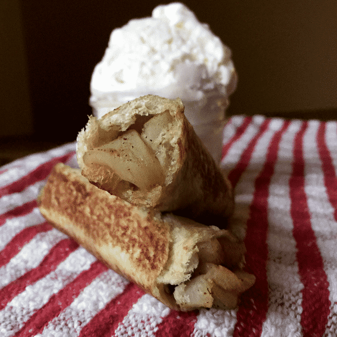 Healthy apple pie rollups. If you love apple pie, but don't love all the calories, then you'll love these apple pie roll ups. #WeightWatchers