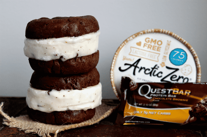 Healthy ice cream sandwich recipe. This has got to be the most ingenious way to make healthy ice cream sandwiches. #HealthyIceCream #WeightWatchers