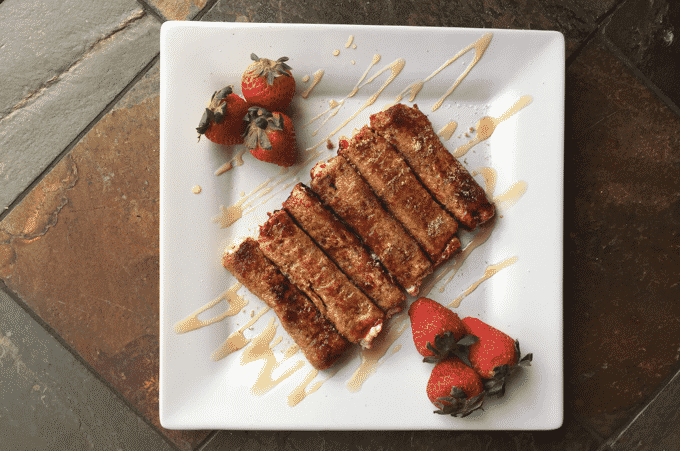 How good do these HEALTHY strawberry cream cheese French toast roll ups look? This is by far NOT your average French toast recipe. 4 roll ups is ONLY 170 calories. #HealthyFrenchToast