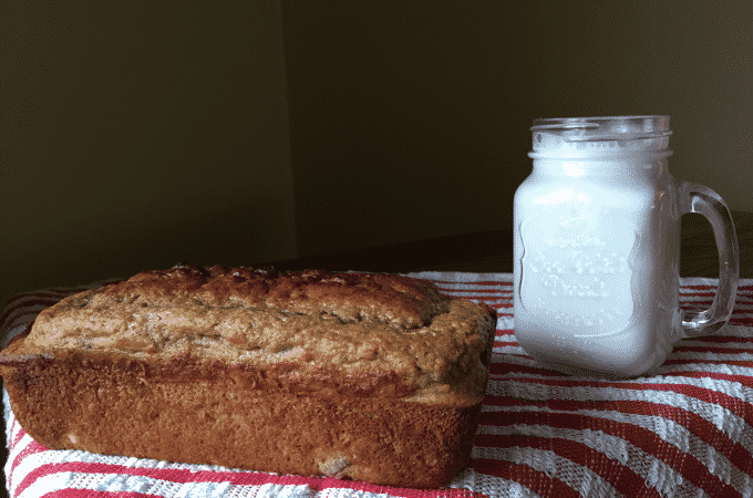 How to make healthy banana bread. This banana bread recipe is jam packed with flavor! So easy too! You have to try it. Thedietchefs.com
