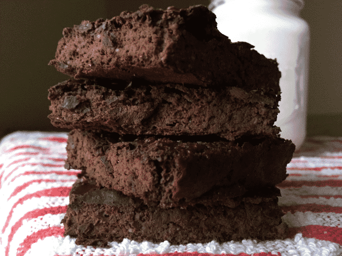 How to make healthy brownies. These brownies are ridiculously SIMPLE, just blend and bake. 1 Weight Watcher Points Plus Per Brownie. The Diet Chef #HealthyBrownies