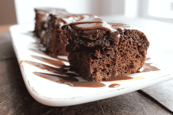 This is a MUST MAKE healthy chocolate cake recipe! Who knew chocolate cake could be made this healthy, this easy? The Diet Chef #HealthyCake #HealthyChocolateCake #WeightWatchers