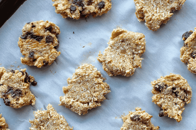 You've got to try this 2 ingredient, healthy, vegan, gluten free oatmeal cookie recipe by The Diet Chef. These cookies are ONLY 1 Weight Watcher Points Plus. #Healthycookies #WeightWatchers