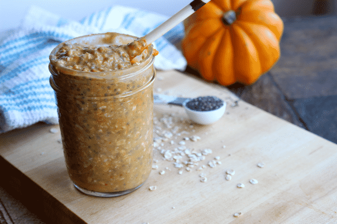 Healthy pumpkin pie overnight oats, that seriously tastes like pumpkin pie! I honestly can't believe this only takes 2 minutes to make & every delicious jar is ONLY 175 calories!