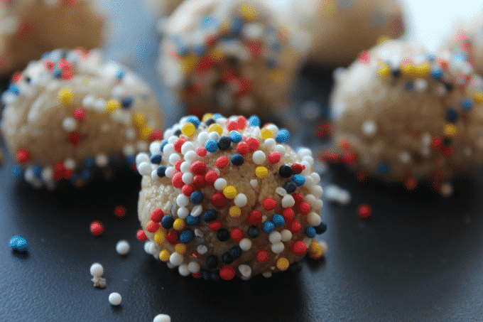 These healthy cake batter protein truffles are ridiculously easy to make. You'll only need 6 ingredients and about 10 minutes to make a batch. Plus, each truffle has just 31 calories.