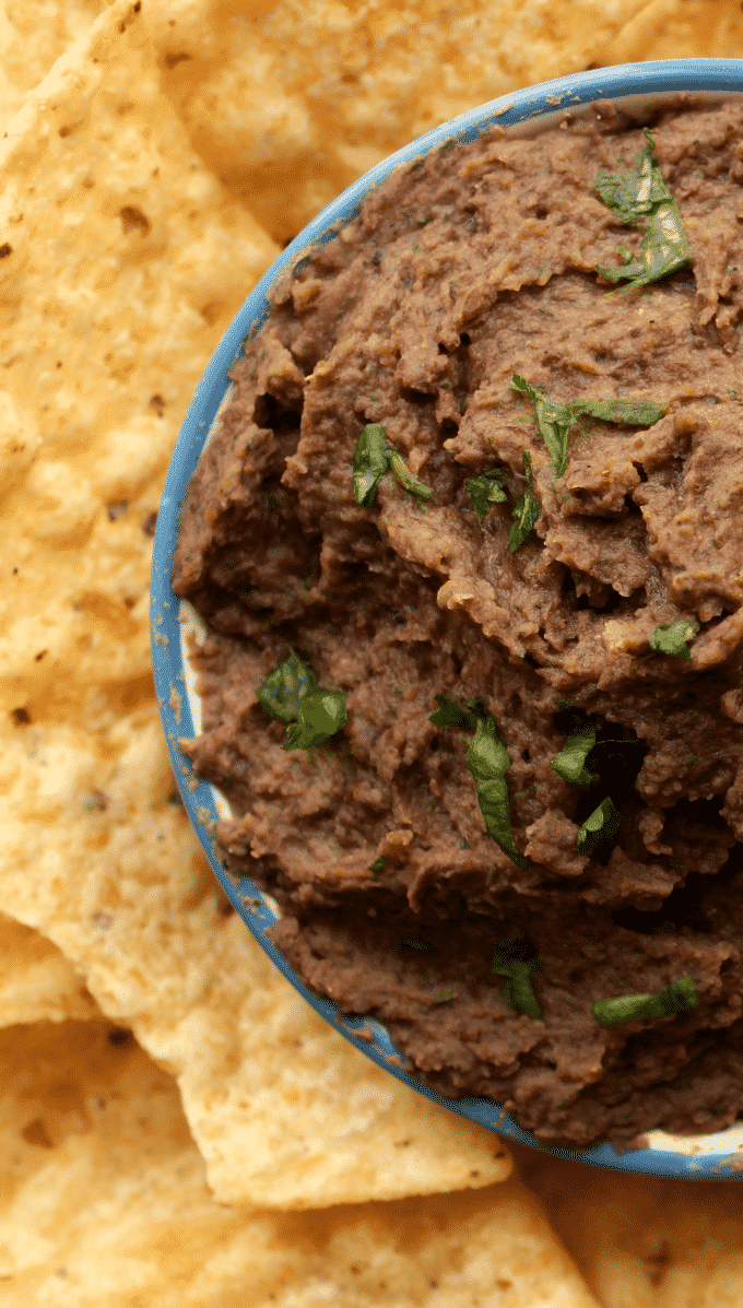 This black bean dip is deliciously healthy and simple. Plus, every serving has 10g of protein, and is less than 150 calories! #Healthy #Recipe