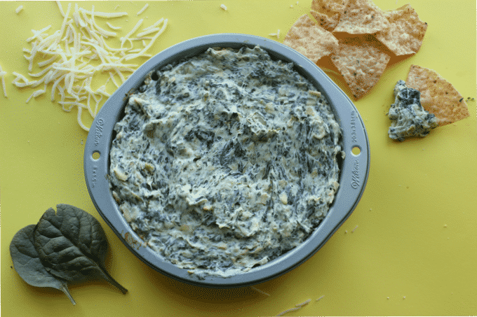 This healthy spinach artichoke dip is love at first bite. Every serving is only about 175 calories, but packs 15g of protein. #Healthy #Appetizer