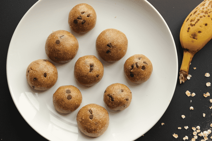 Banana Bread Cookie Dough Bites exist, and not only are they delicious, but they're unbelievably simple to make too! Plus, each bite has 6g of protein, but only 68 calories. #healthy #snacks