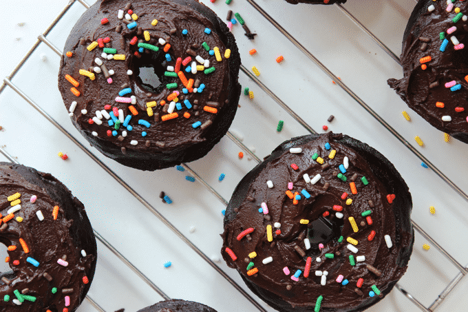 Healthy Double Chocolate Donuts?! Is this real life?! These baked chocolate donuts stand up to any deep-fried kind I've ever had. And they ONLY HAVE 125 calories!