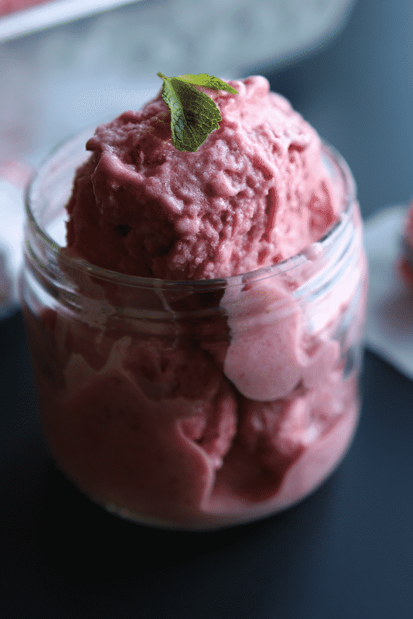 I'm obsessed with this Healthy High Protein Strawberry Frozen Yogurt recipe. I've litterally made it every night this week! It tastes just like strawberry ice cream. #Healthy #Dessert