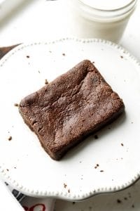 A brownie sitting on a plate.