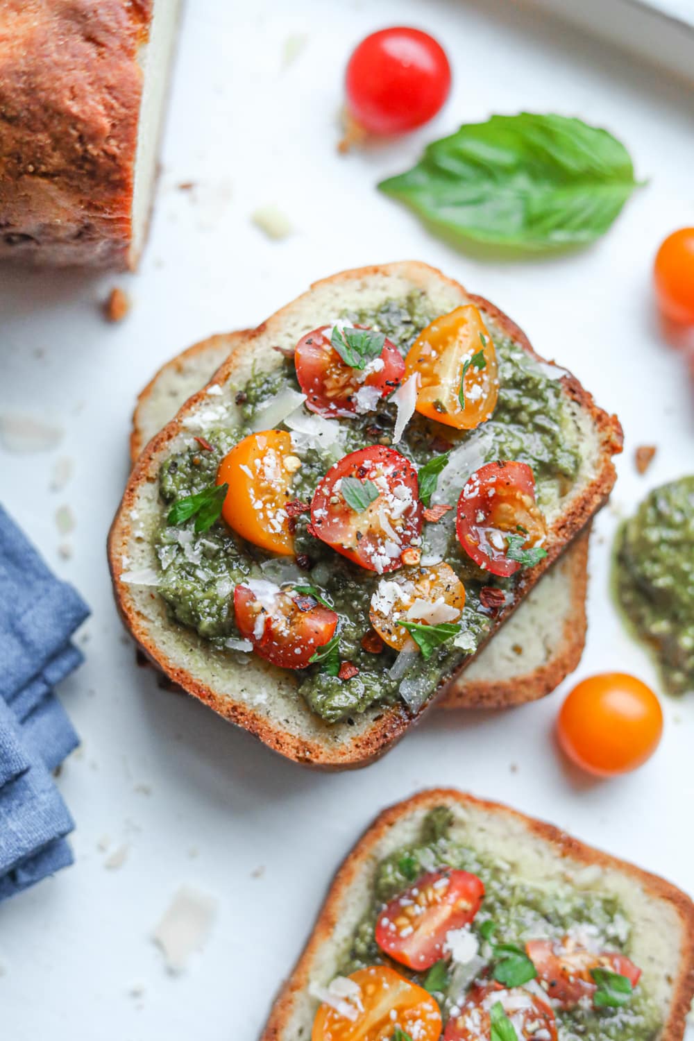 Bread topped with pesto and tomatoes