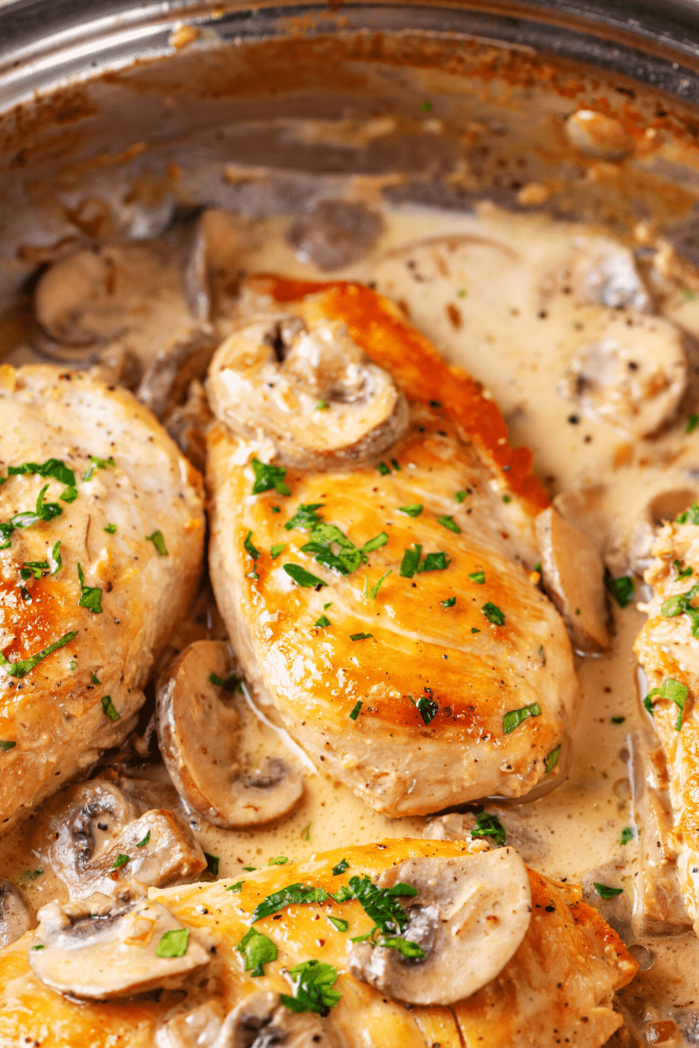 A pan with chicken marsala in it.