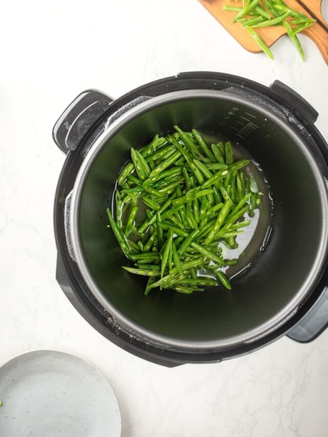 An instant pot filled with green beans.