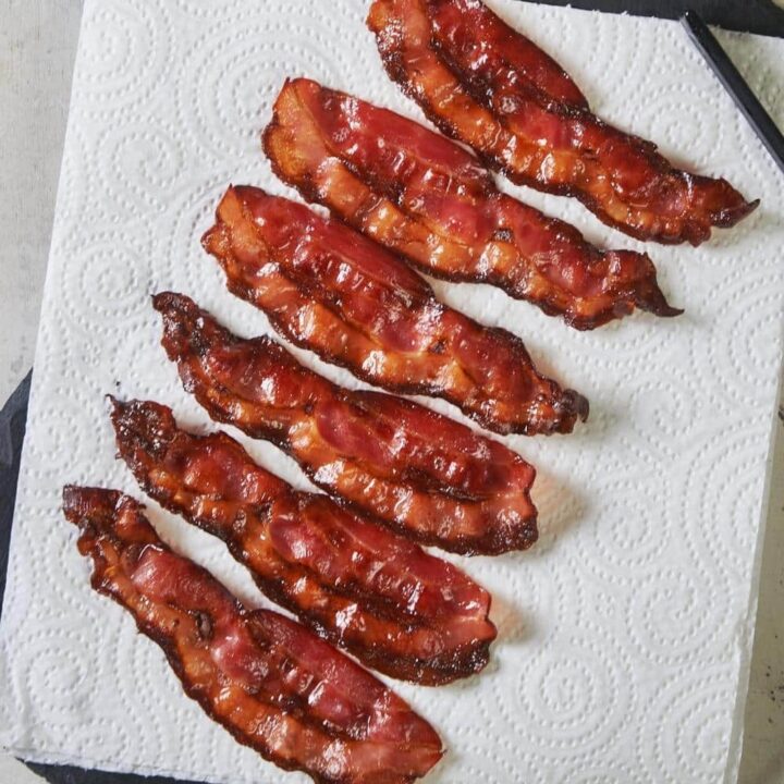 Six slices of turkey bacon on a paper towel.