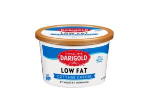 A container of darigold low fat cottage cheese.