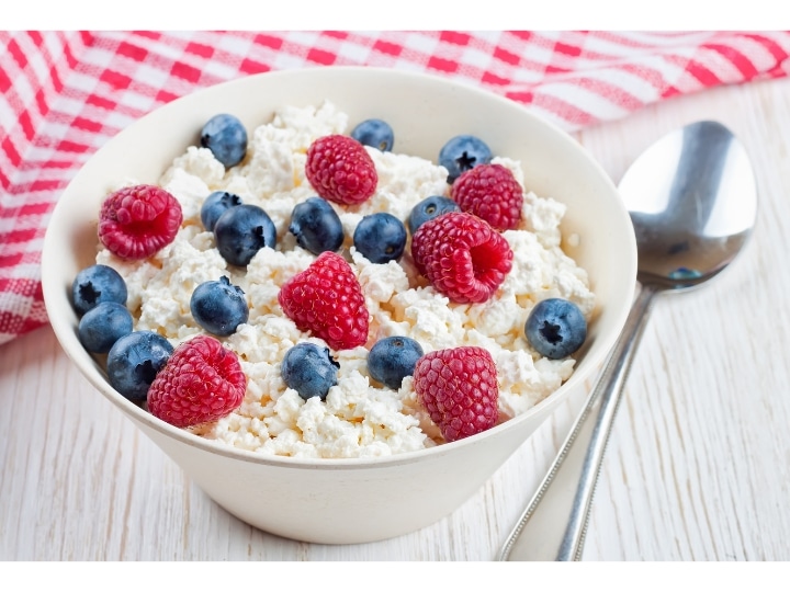 A bowl of cottage cheese with berries.