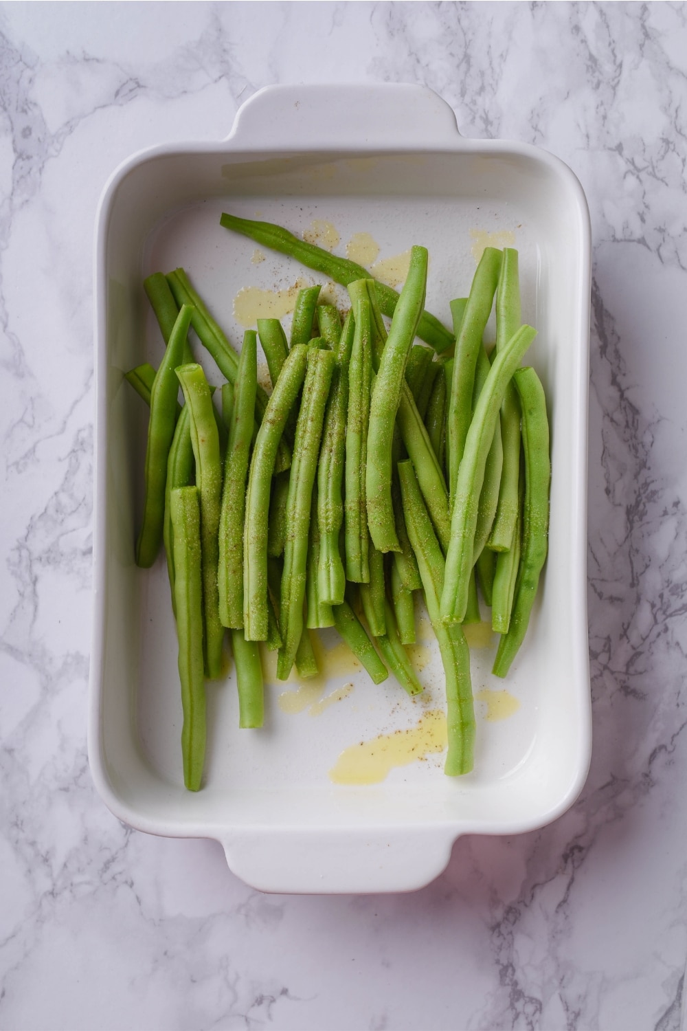A bunch of green beans in a baking dish.