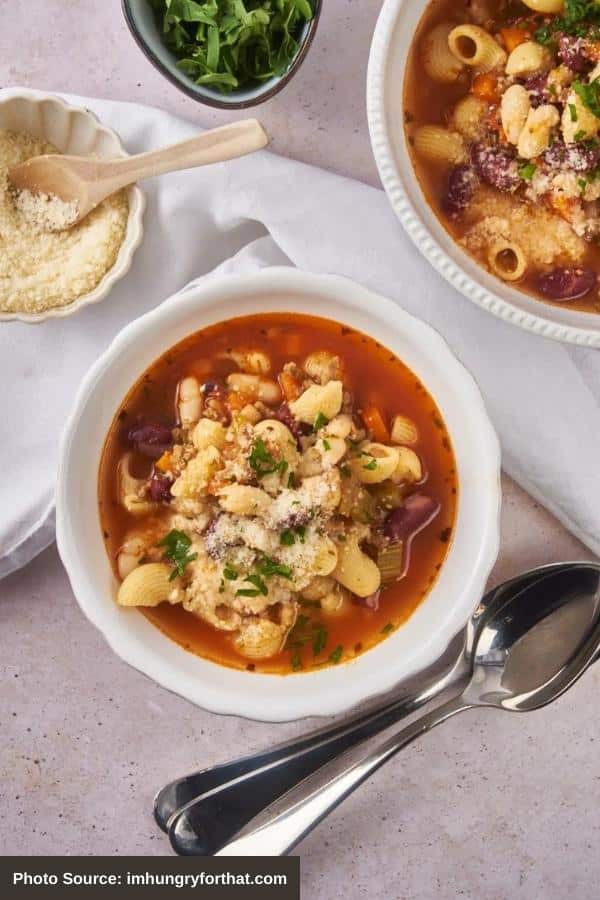 A bowl of pasta fagioli.