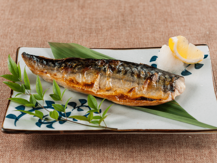 A whole mackerel on a plate.