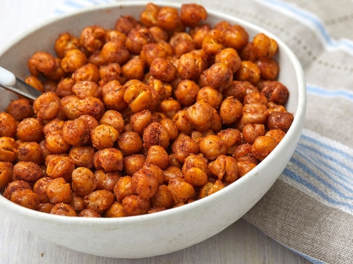 A bowl of chickpeas.