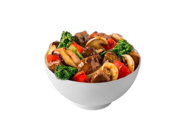 A bowl of black pepper steak and veggies.