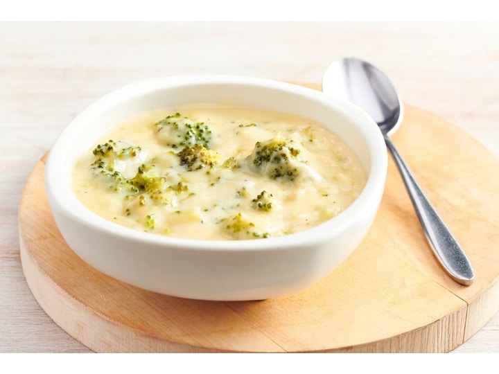 A bowl of broccoli cheese soup.